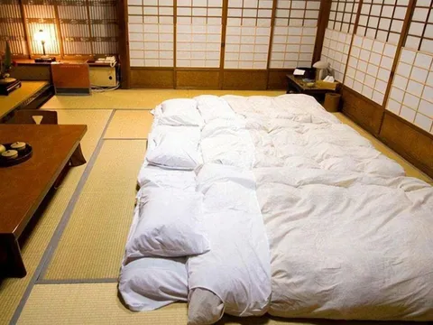 Vì sao người Nhật thích trải nềm nằm trên sàn hơn ngủ trên giường? Có 5 lợi ích đặc biệt