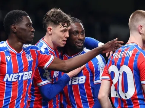 Van de Ven nhận thẻ đỏ, Tottenham áp sát nhóm xuống hạng