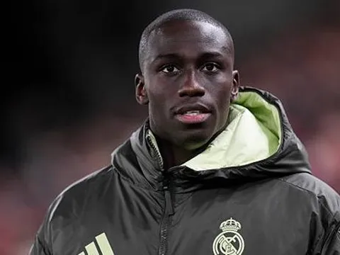 Hàng thủ Real sứt mẻ mở đường cho Mendy tái xuất