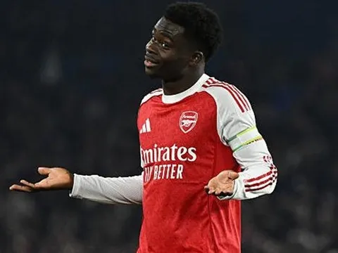 Saka tuyên bố Arsenal phớt lờ mọi lời chỉ trích
