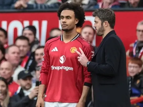 Michael Carrick cần ngừng lãng phí Joshua Zirkzee
