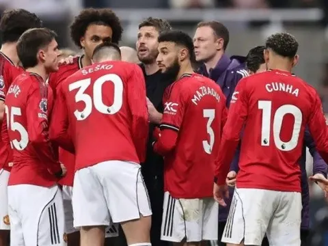 Evra phẫn nộ vì Scholes và Neville công kích Michael Carrick