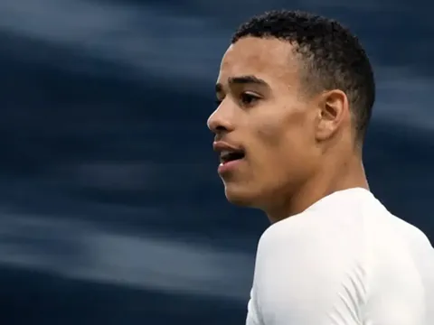 Greenwood mâu thuẫn sếp lớn, tính đường sang Ả Rập