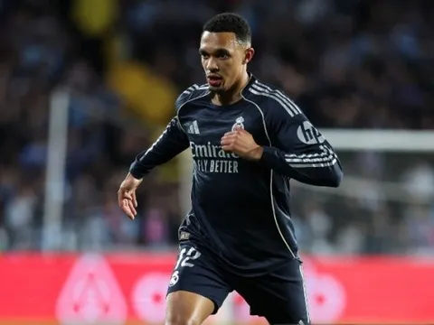 Fan Real phẫn nộ với khả năng phòng ngự của Alexander-Arnold