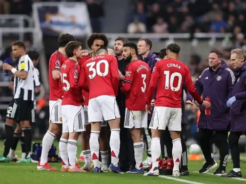 Fan MU chia rẽ sâu sắc về tương lai của Michael Carrick