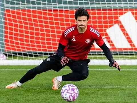 Senne Lammens gây ấn tượng với Sir Alex nhờ thái độ chuyên nghiệp