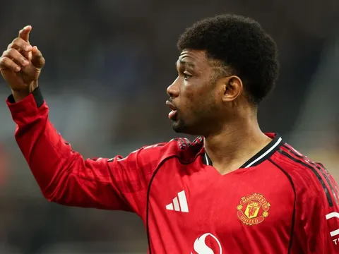 Amad ẩn ý rời MU, Mowbray bênh vực hết lời