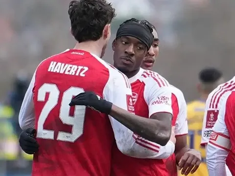 Arsenal là CLB Ngoại hạng Anh đầu tiên cán mốc 100 bàn mùa này