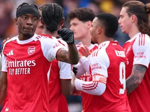 Madueke chuộc lỗi giúp Arsenal cán mốc lịch sử