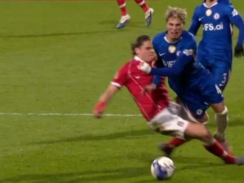 HLV của Wrexham chỉ trích VAR vì tấm thẻ đỏ trước Chelsea