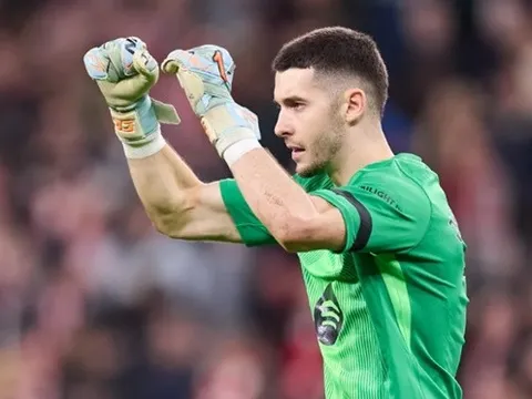 Joan Garcia lu mờ Unai Simon tại San Mames