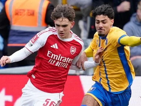 Thần đồng 16 tuổi làm lu mờ dàn sao Arsenal