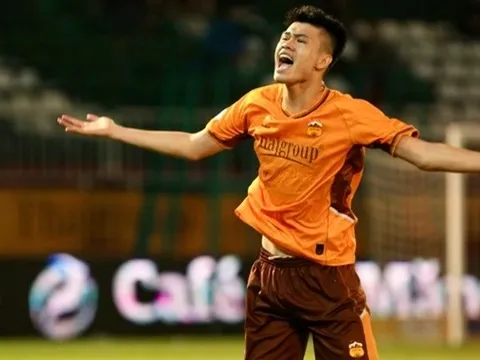 Trung vệ 1m95 Đinh Quang Kiệt sáng cửa dự giải Trung Quốc