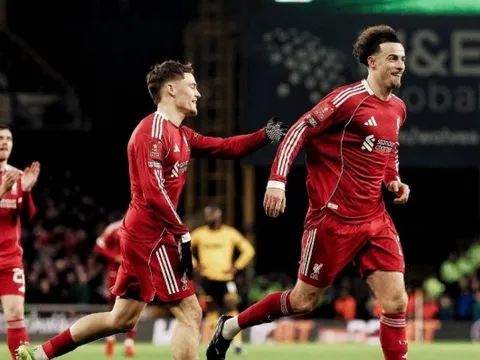 Curtis Jones rực sáng giúp Arne Slot vơi nỗi lo Mac Allister