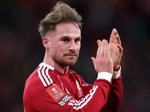 Bố Mac Allister bác bỏ tin Liverpool gia hạn hợp đồng