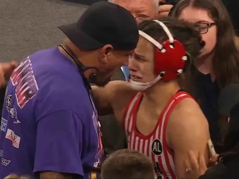 Bella Mir, con gái huyền thoại Frank Mir, viết nên lịch sử tại giải vô địch vật nữ quốc gia Mỹ