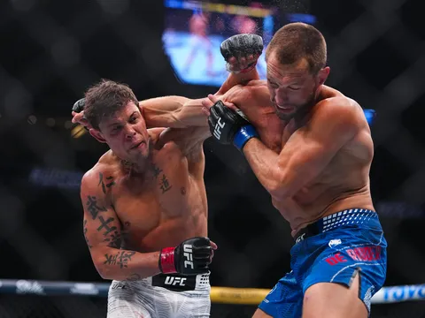 Charles Oliveira 'nhấn chìm' Max Holloway trên sàn đấu, thống trị tuyệt đối tại UFC 326