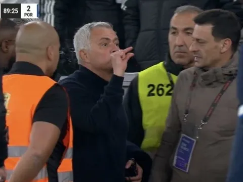 Mourinho khẩu chiến với trợ lý Porto trong ngày nhận thẻ đỏ kịch tính