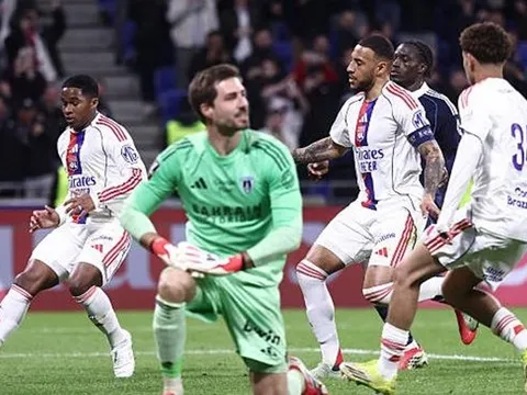 Quả phạt đền muộn giúp Lyon giữ lại 1 điểm trước Paris FC