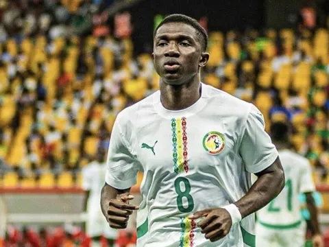 Liverpool nhắm Lamine Camara để cải tổ tuyến giữa