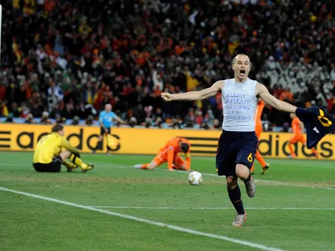 Bàn thắng World Cup giải thoát Iniesta khỏi nỗi đau Jarque