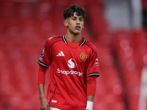 Quá nhỏ tuổi, thần đồng Man Utd không được đôn lên đội U21