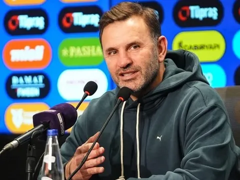 HLV Galatasaray nhắc nhở học trò bớt bàn tán về Liverpool