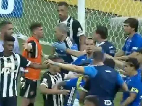 Derby Brazil lập kỷ lục thế giới với 23 tấm thẻ đỏ