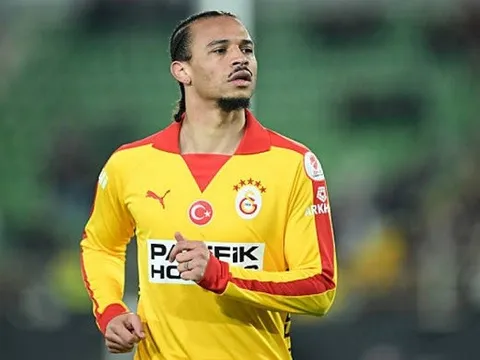 Vì sao Sane nhận thẻ đỏ vẫn đá trận Liverpool?