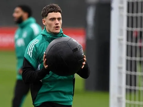 Liverpool đón Wirtz nhưng âu lo khi Chiesa vắng tập