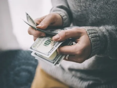 Người đàn ông thu nhập cao nhưng ăn uống tiết kiệm, sợ không dám tiêu tiền, hóa ra lại là dấu hiệu tâm thần