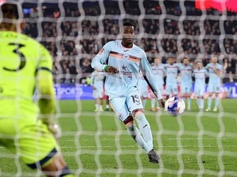 Brentford bị loại ở FA Cup sau cú sút Panenka thảm họa