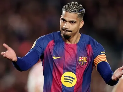 Araujo là con dao hai lưỡi của Barca trước Newcastle