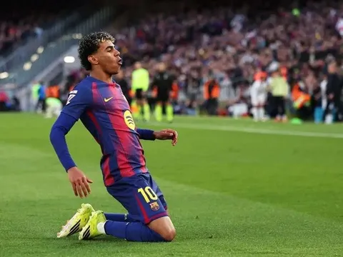 Hansi Flick đánh giá Cubarsi ngang tầm Lamine Yamal