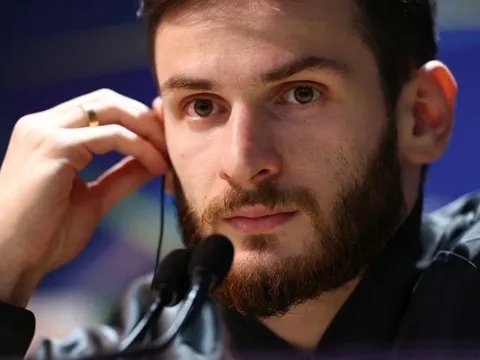 Kvaratskhelia dập tắt hy vọng của Arsenal