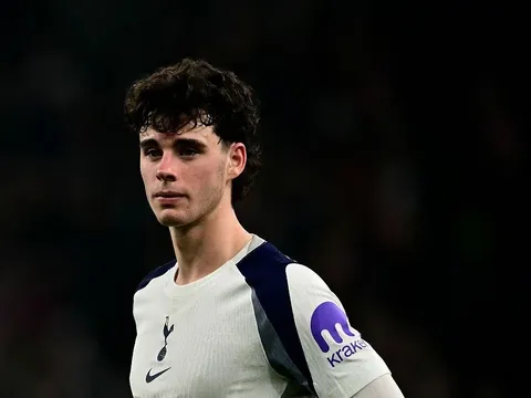 Archie Gray ở lại, Tottenham quyết tranh Mateus Mane