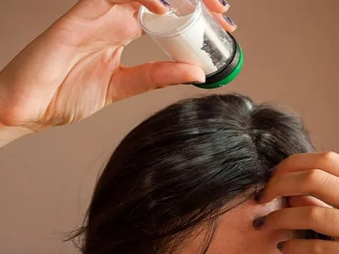 Pha loãng nước muối rồi đem ủ tóc: Sạch hết gầu, lâu bết