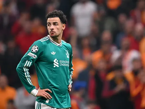 Liverpool gục ngã, CĐV phẫn nộ vì Slot cất Curtis Jones