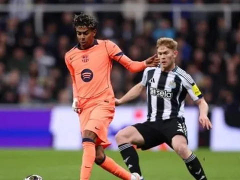 Bị gỡ hòa phút chót, Newcastle vẫn dạy cho Barcelona một bài học