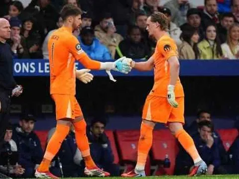 Biếu không 2 bàn, thủ môn Tottenham bị thay ra chỉ sau 17 phút