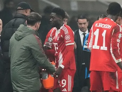Alphonso Davies bật khóc rời sân trong ngày Bayern Munich đại thắng