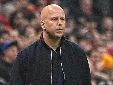 CĐV Liverpool đòi sa thải Arne Slot sau thất bại trước Galatasaray