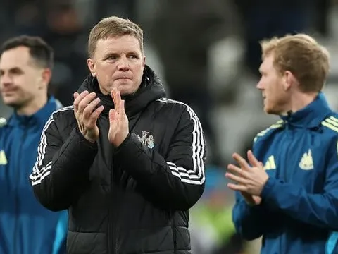 Howe tự hào về Newcastle dù đánh rơi chiến thắng trước Barcelona
