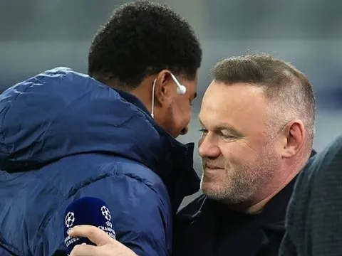 Rashford ôm Rooney gạt bỏ khúc mắc về thái độ thi đấu