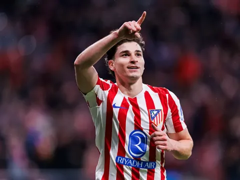 Alvarez lấp lửng vụ tới Barca, Laporta dội gáo nước lạnh