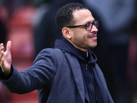 Liam Rosenior sẽ dùng "bài tủ" 3 trung vệ để đấu PSG?