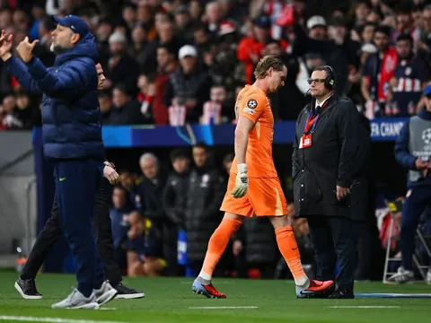 Rút thủ môn phút 17, HLV Tudor bị Joe Hart chỉ trích