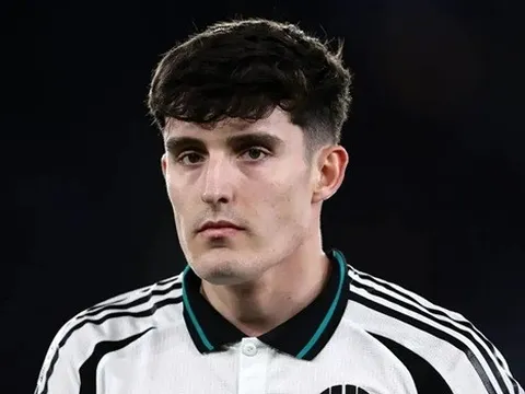 Arsenal săn Livramento, dọn đường tiễn Ben White