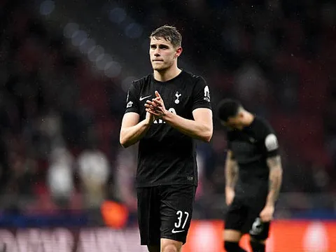 Tuyệt vọng với Tottenham, Van de Ven bỏ dùng điện thoại