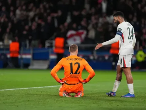 Carragher hối thúc Chelsea thay máu hàng thủ sau trận thua PSG